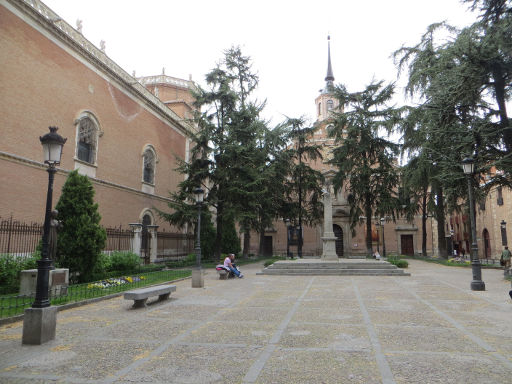 Alcalá de Henares, Spanien, Kloster San Bernardo Platz vor dem Tempel und dem Museum