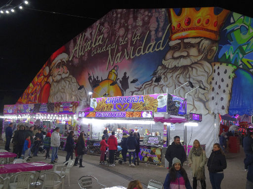 Alcalá ciudad de la Navidad 2019, Alcalá de Henares, Spanien, Getränke und Essen vor der Halle