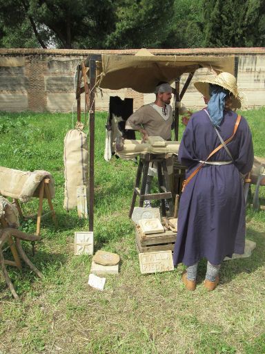 Complutum renacida 2022, Alcalá de Henares, Spanien, Handwerker Steinmetz