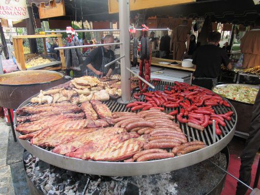 Complutum renacida 2022, Alcalá de Henares, Spanien, Grill mit Fleisch und Würstchen