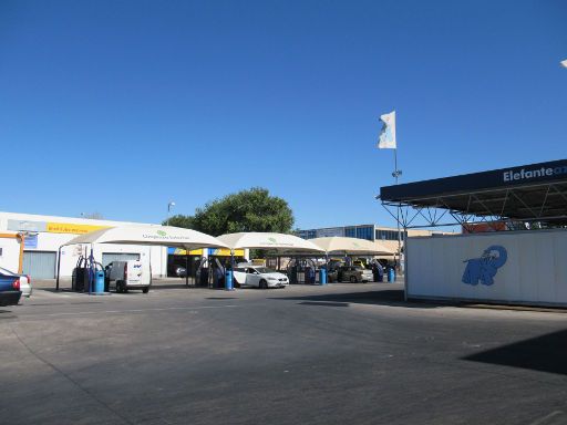 Elefante azul Autowäsche, Alcalá de Henares, Spanien, Zufahrt von der Calle de Federico Chueca