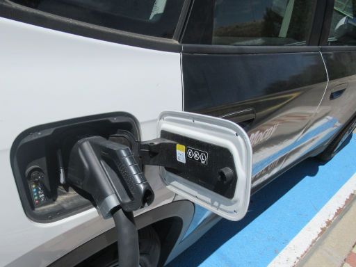 Powerdot, Ladesäulen, Elektrofahrzeuge, Alcalá de Henares, Spanien, BMW iX1 mit CCS2 verbunden