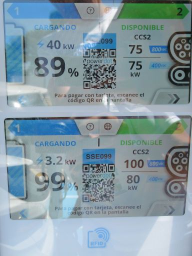 Powerdot, Ladesäulen, Elektrofahrzeuge, Alcalá de Henares, Spanien, BMW iX1 Ladeleistungen bei 89 % und 99 %
