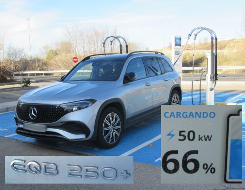 Powerdot, Lades&auml;ulen, Elektrofahrzeuge, Alcal&aacute; de Henares, Spanien, Mercedes-Benz EQB 250+ mit CCS2 verbunden