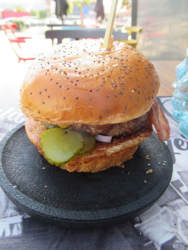 The Fitzgerald™, Alcalá de Henares, Spanien, Fitzgerald™ Burger mit 200 Gramm Rindfleisch, Cheddar Käse, Gurken, Bacon, Ziebeln und Fritz Soße