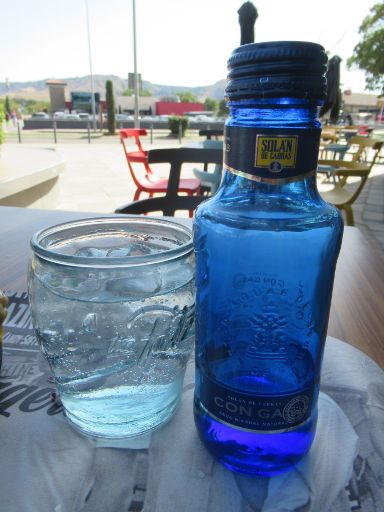 The Fitzgerald™, Alcalá de Henares, Spanien, Mineralwasser mit Kohlensäure von Solán de Cabras 0,5 Liter Glasflasche