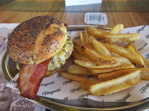 The Fitzgerald™, Alcalá de Henares, Spanien, Fitzgerald™ Burger mit Pommes im November 2025