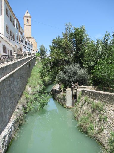 Alcalá del Júcar, Spanien, Wasserkanal parallel zum Fluss