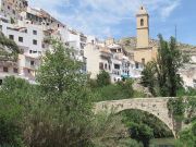 Alcalá del Júcar, Spanien, „römische Brücke“ und Kirche San Andrés