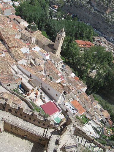 Burg, Alcalá del Júcar, Spanien, Blick auf den Ort und die Kirche