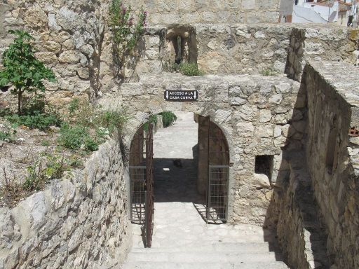 Casa–Cueva El Castillo, Alcalá del Júcar, Spanien, Casa–Cueva El Castillo, Eingang vom Burggarten