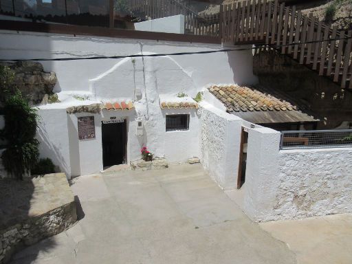 Casa–Cueva El Castillo, Alcalá del Júcar, Spanien, Eingang zur Höhlenwohnung und Ausgang