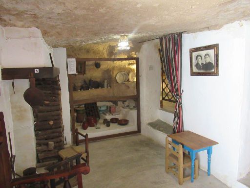 Casa–Cueva El Castillo, Alcalá del Júcar, Spanien, Wohnzimmer, Küche