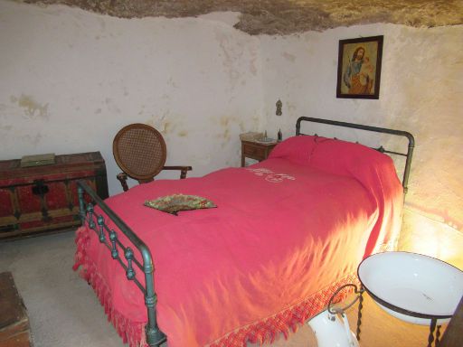 Casa–Cueva El Castillo, Alcalá del Júcar, Spanien, Schlafzimmer mit Bett