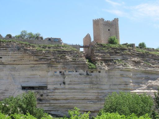 Cuevas del Diablo, Alcalá del Júcar, Spanien, Terrasse der Cuevas del Diablo unterhalb der Burg