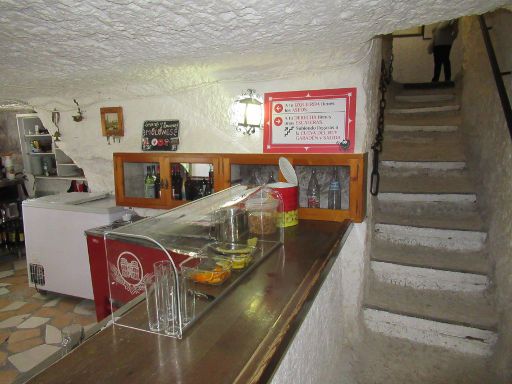 Cuevas del Diablo, Alcalá del Júcar, Spanien, Cafetería und Aufgang Cuevas Árabes del Rey Garadén