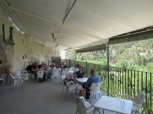 Cuevas del Diablo, Alcalá del Júcar, Spanien, Terrasse mit Ausblick auf den Fluss