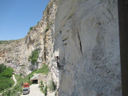 Cuevas del Diablo, Alcalá del Júcar, Spanien, Felswand mit Balkon