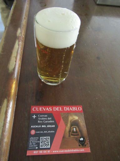 Cuevas del Diablo, Alcalá del Júcar, Spanien, Freigetränk kleines kühles Bier