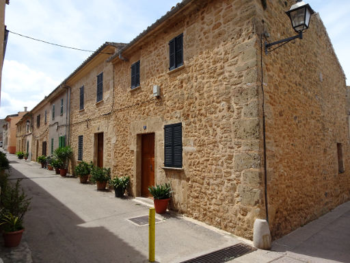 Alcúdia, Mallorca, Spanien, ruhige Gasse mit Wohnhäusern