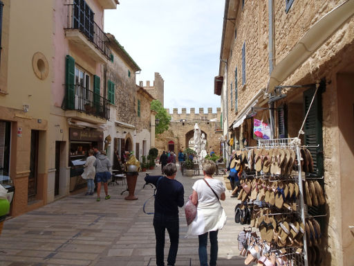 Alcúdia, Mallorca, Spanien, Gasse mit Ladengeschäften