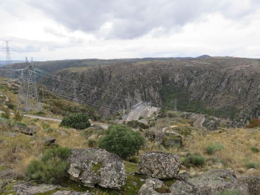 Aldeadávila de la Ribera, Staudamm Wasserkraftwerk, Spanien, Blick über die Schlucht nach Portugal