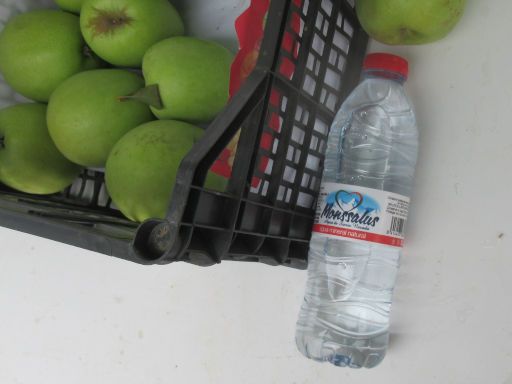 Travesía Almuñécar, La Herradura, 2025, Almuñécar, La Herradura, Spanien, Schwimmwettbewerb, Äpfel und 0,33 Liter Mineralwasser von Monssalus