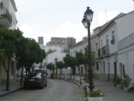 Arcos de la Frontera, Spanien, kleine Straße im Hintergrund die Burg