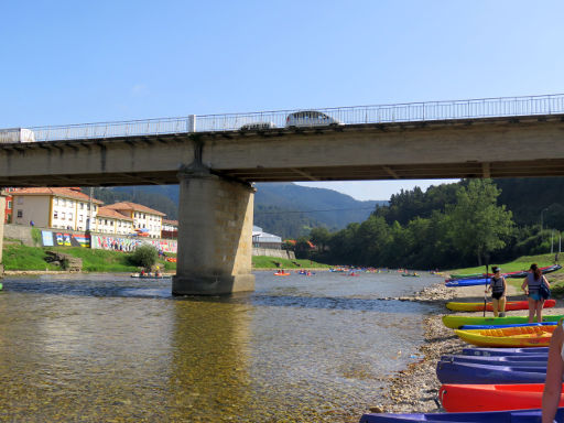 Frontera Verde Aventura, Kanufahrt, Arriondas, Spanien, Frontera Verde Aventura, Start am Río Sella in Arriondas