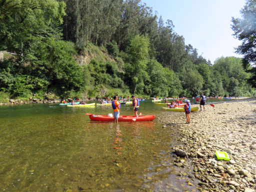 Frontera Verde Aventura, Kanufahrt, Arriondas, Spanien, Frontera Verde Aventura, Halt am Uferbereich am Río Sella