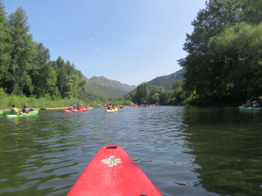 Frontera Verde Aventura, Kanufahrt, Arriondas, Spanien, Frontera Verde Aventura, Fahrt auf dem ruhigen Río Sella