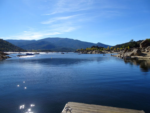 El Burguillo a toda vela, Segelbootausflug, Arroyo la Parra, Spanien, schwimmender Steg am Ufer vom Stausee El Burguillo