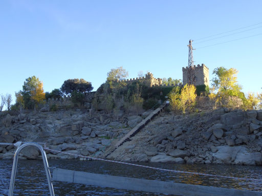 El Burguillo a toda vela, Segelbootausflug, Arroyo la Parra, Spanien, Insel mit Burgmauer und Burg