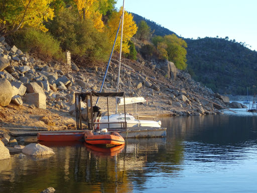 El Burguillo a toda vela, Segelbootausflug, Arroyo la Parra, Spanien, Segelboot am Steg