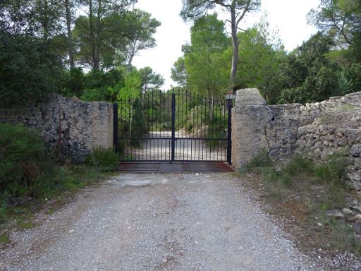 Finca Son Coll, Artá, Mallorca, Spanien, unverschlossenes Tor auf dem Zufahrtsweg