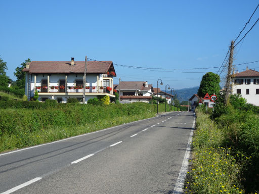 Auza, Navarra, Spanien, Ortsdurchgangsstraße NA-411