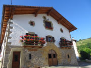 Auza, Navarra, Spanien, Haus mit Balkon, Lagerraum