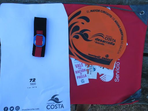 Travesía Costa Balarés 2022, Spanien, Starterpaket mit Zeitmessung RFID Chip mit Klettband, Badekappe, Nummer für Wertsachenaufgabe, Nummer für Schwimmer und Gutschein Paella