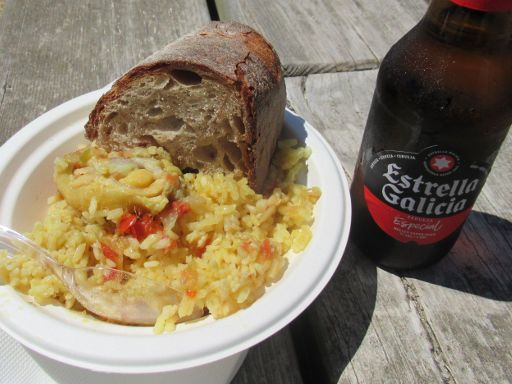 Travesía Costa Balarés 2022, Spanien, Paella mit Brot und Bier Estrella Galicia 0,25 Liter