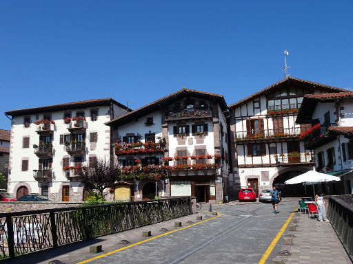 Baztán Tal, Navarra, Spanien, Elizondo, Brücke Muniartea über den Fluss Baztán