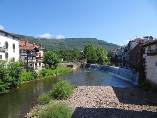 Baztán Tal, Navarra, Spanien, Elizondo, Wasserfall Ansicht von der Brücke Muniartea