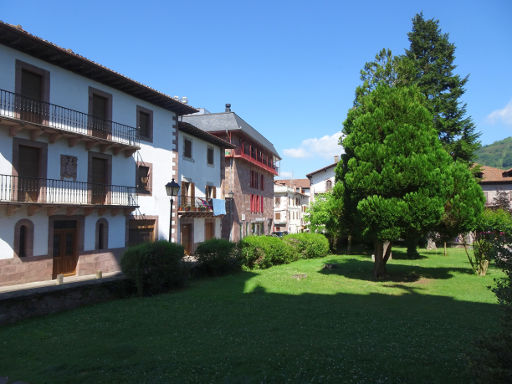 Baztán Tal, Navarra, Spanien, Elizondo, Park vor der Kirche