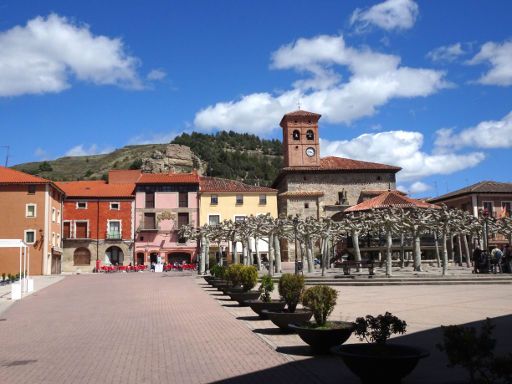 Belorado, Spanien, Plaza Mayor Dorfplatz und Kirche San Pedro