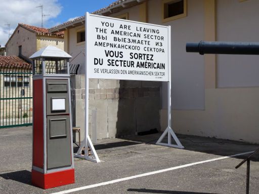 Belorado, Spanien, Expohistórica 2019 Kalter Krieg am Checkpoint Charlie, Schild You are leaving the american sector, Sie verlassen den amerikanischen Sektor