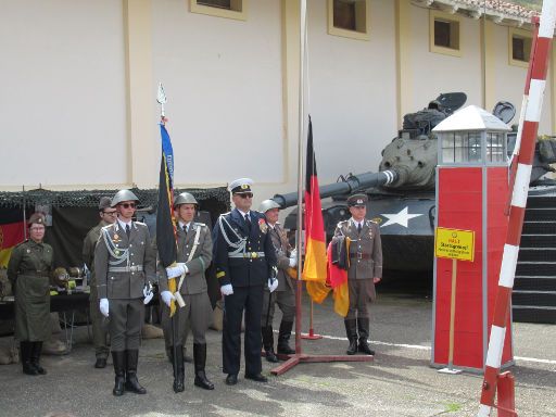 Belorado, Spanien, Expohistórica 2022, Hissen der Flagge der DDR