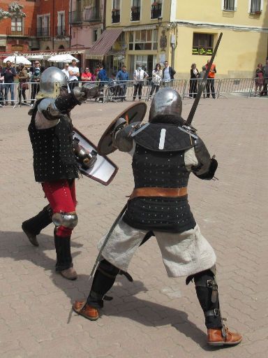 Belorado, Spanien, Expohistórica 2022, Kampf mit Schwert und Schild