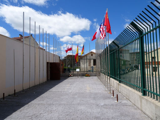 Museo de Radiocomunicación Incencio Bocanegra, Belorado, Spanien, Fahnenmasten auf dem Gelände