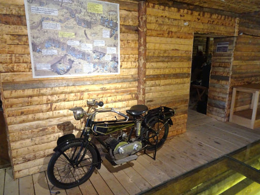 Museo de Radiocomunicación Incencio Bocanegra, Belorado, Spanien, befestigte Stellungen als Comic und Motorrad