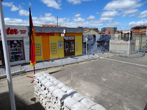 Museo de Radiocomunicación Incencio Bocanegra, Belorado, Spanien, Kulisse Checkpoint Charlie Berlin, Deutschland