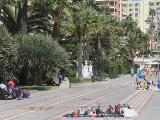 Benalmádena Costa, Spanien, Schwarzafrikaner an der Strandpromenade Malapesquera